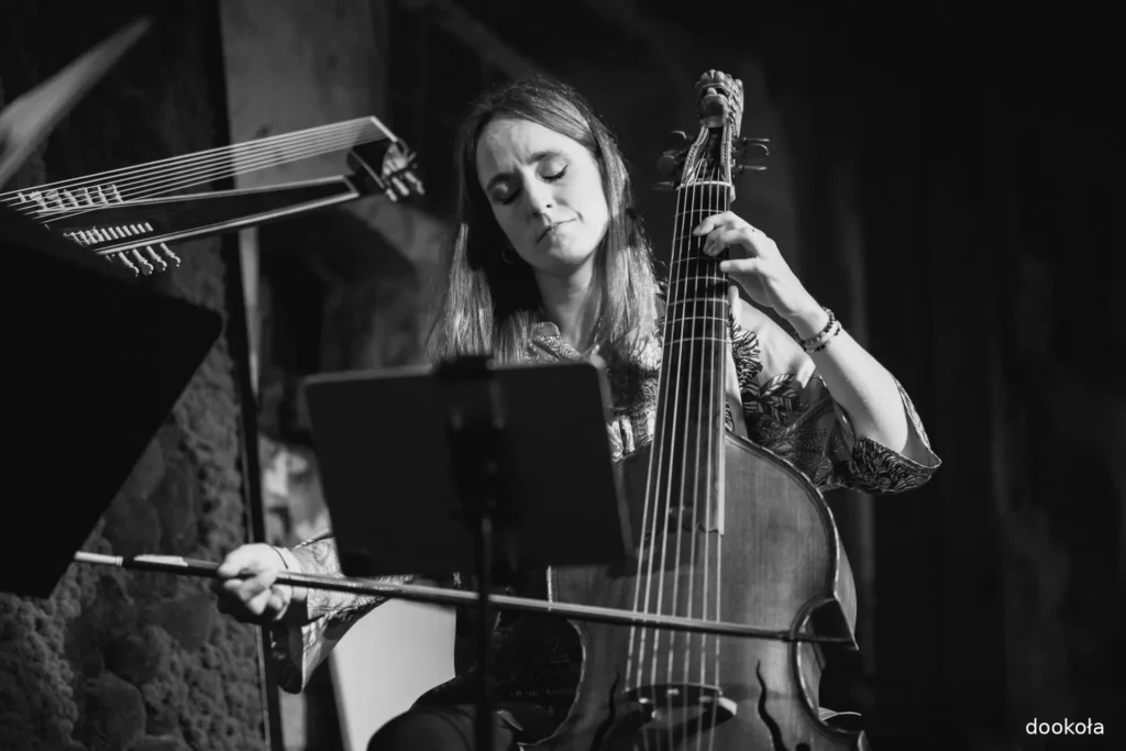 Muzyka dawna w Młynie nad Wodą — artystka z instrumentem smyczkowym