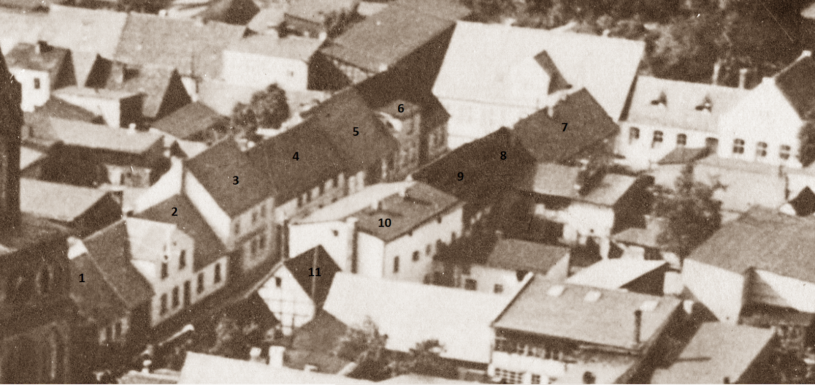 Maszewo — dawna Priesterstraße. Reprodukcja historycznej fotografii z naniesionymi numerami budynków.